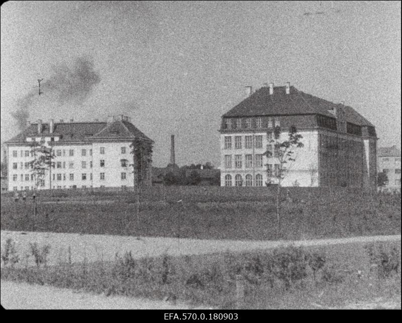 Vaade Gonsiori tänava Politseiaia poolt elamule (nn õpetajate maja) Raua 5 ja Tallinna Linna 21. Agkoolile.