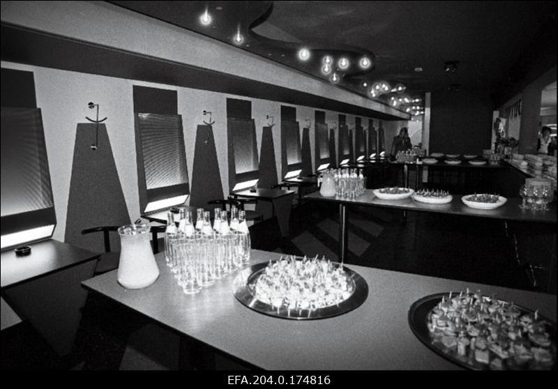 Kohvik-galerii avamine Viru tänaval. Pidulikult kaetud lauad kohviku keldribaaris.