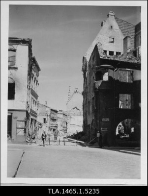 Vaade Harju tänavale Rüütli, Müürivahe ja Harju tänava nurgalt peale õhurünnakut (9./10. märts 1944)  duplicate photo