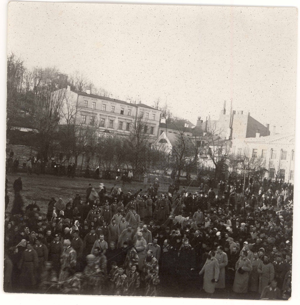 Procession on Barclay square in front of the Kauba Hove (degraded) on Küüni Street.