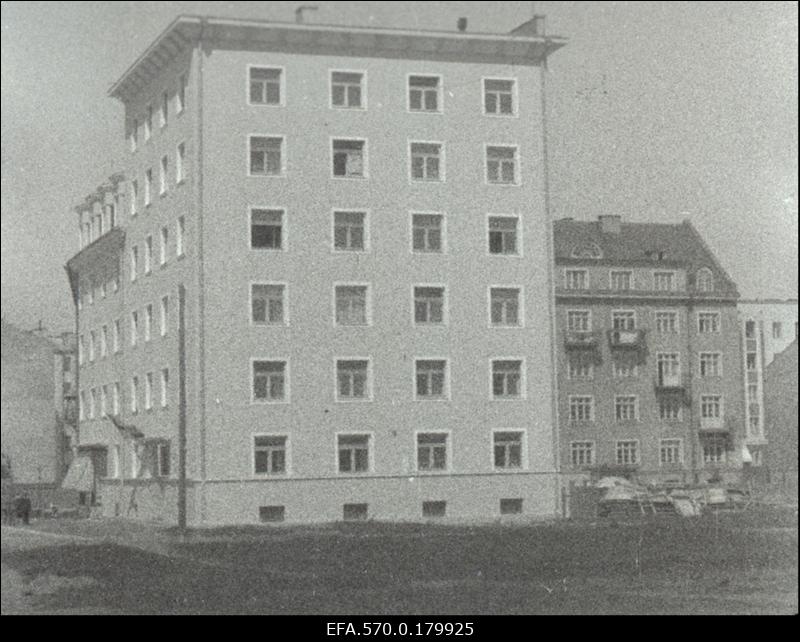 Hoone Gonsiori ja Kreutzwaldi tänava nurgal.