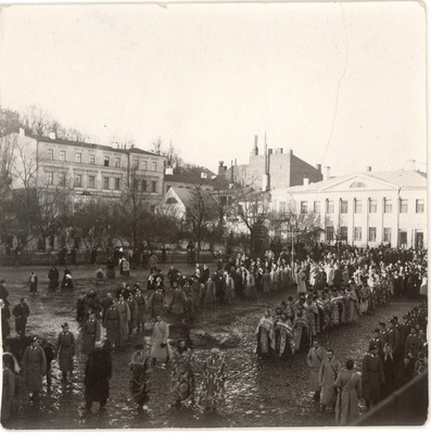 Procession on Barclay square in front of the Kauba Hove (degraded) on Küüni Street.  similar photo