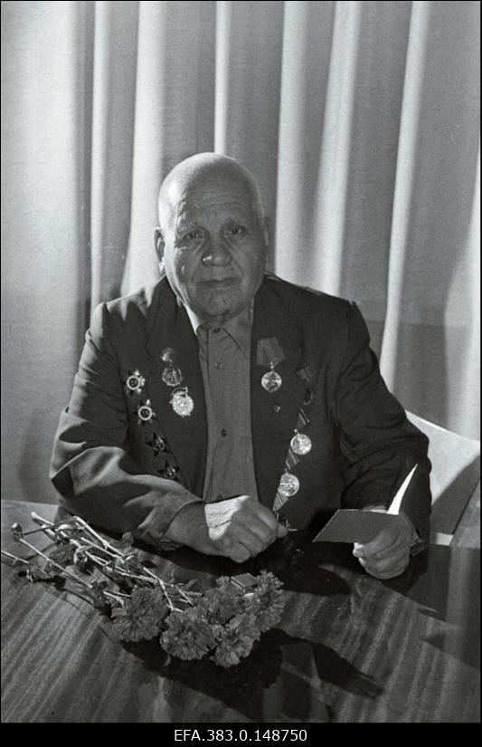 Rinnamärgiga 50 aastat NLKP-s autasustatud Rakvere rajooni parteiveteran Aleksei Seromašenko.