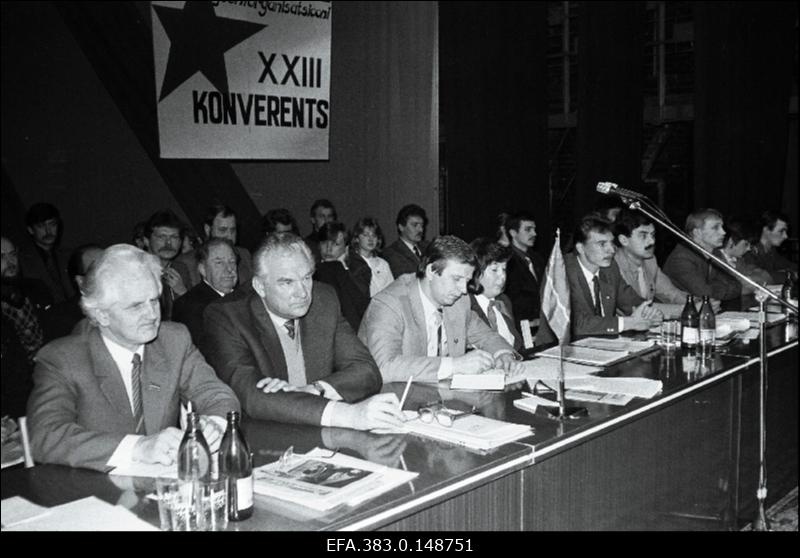 ELKNÜ  Rakvere  rajooniorganisatsiooni XXIII konverentsi presiidium. Vasakult EKP Rakvere Rajoonikomitee esimene sekretär Ülo Niisuke EKP Keskkomitee sekretär Artur - Bernhard Upsi, ELKNÜ Keskkomitee sekretär Tiit Porkveli ning ELKNÜ Rakvere Rajoonikomitee sekretärid Siiri Seljamaa, Viljar Vahtra ja Aleksander Nikolajev.