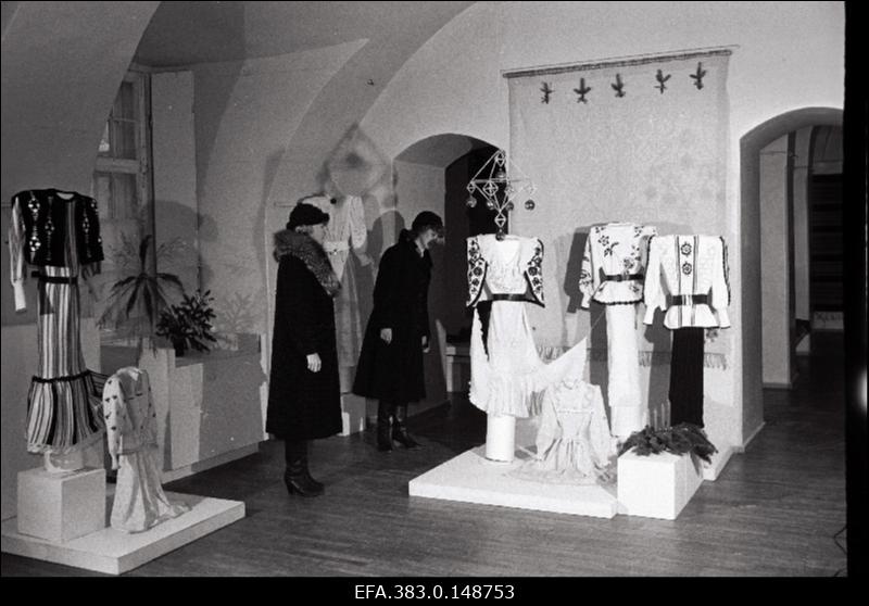 Rakvere Teenindustootmisvalitsuse peakunstniku Eve Sisa loomingu näitus Rakvere Koduloomuuseumis.