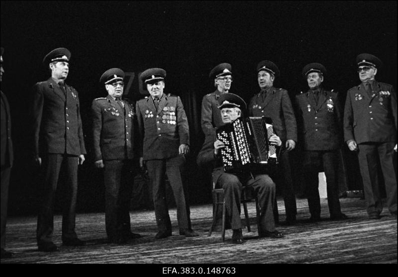 Nõukogude armee ja sõjalaevastiku 70. aastapäeva tähistamisel Rakvere Teatris esineb Vinni Näidissovhoostehnikumi ametiühinguklubi sõjaveteranide ansambel Relvavelled.