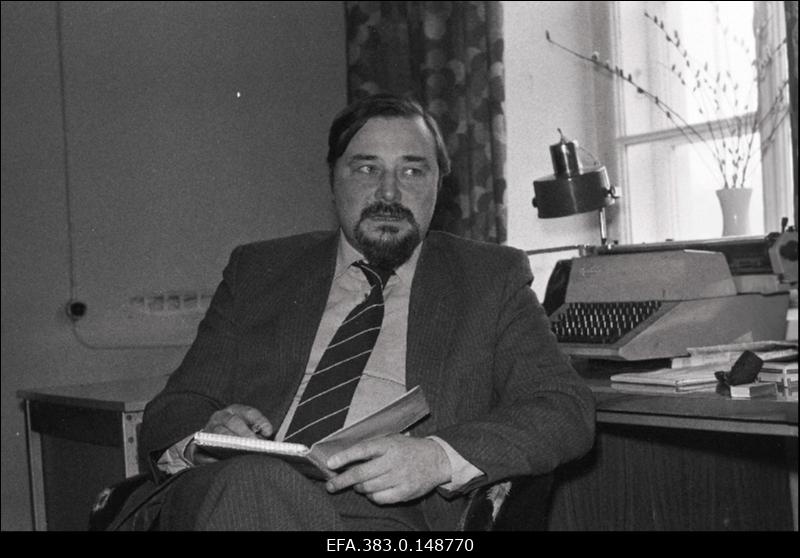 Eesti NSV Kultuurifondi Põhja-Eesti volinik Arvo Alas ajalehe Punane Täht toimetuses.