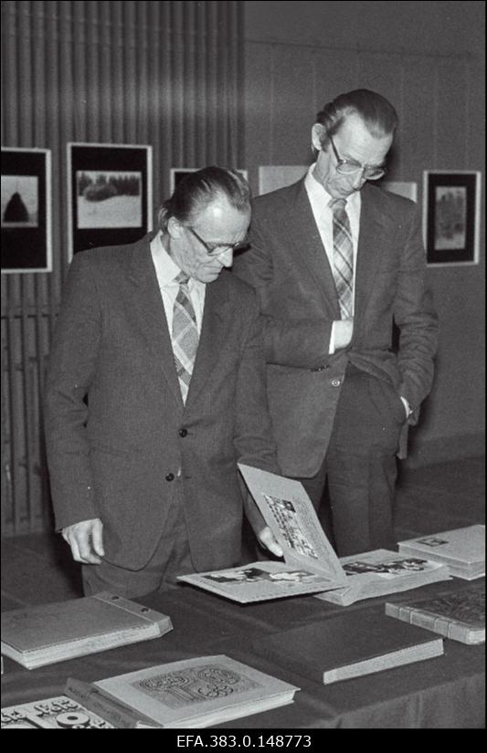 Filmistuudio Tallinnfilm toimetajad Uno Heinapuu (vasakul) ja Leo Ilves Rakvere Filmiklubis lühidokumentaalfilmide festivalil sirvivad klubi pildikroonikat.