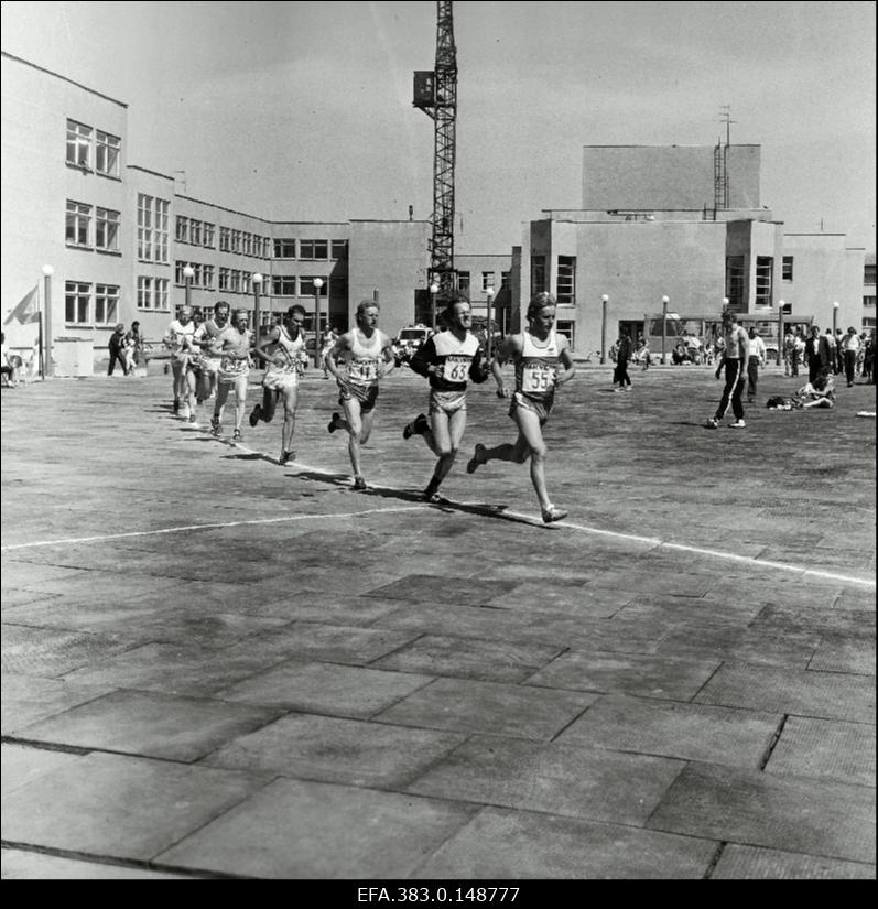 Kadrinas toimunud XV Viru mängude finaalvõistlustel 3000 m jooksu juhib võitjaks tulnud Meelis Veilberg.