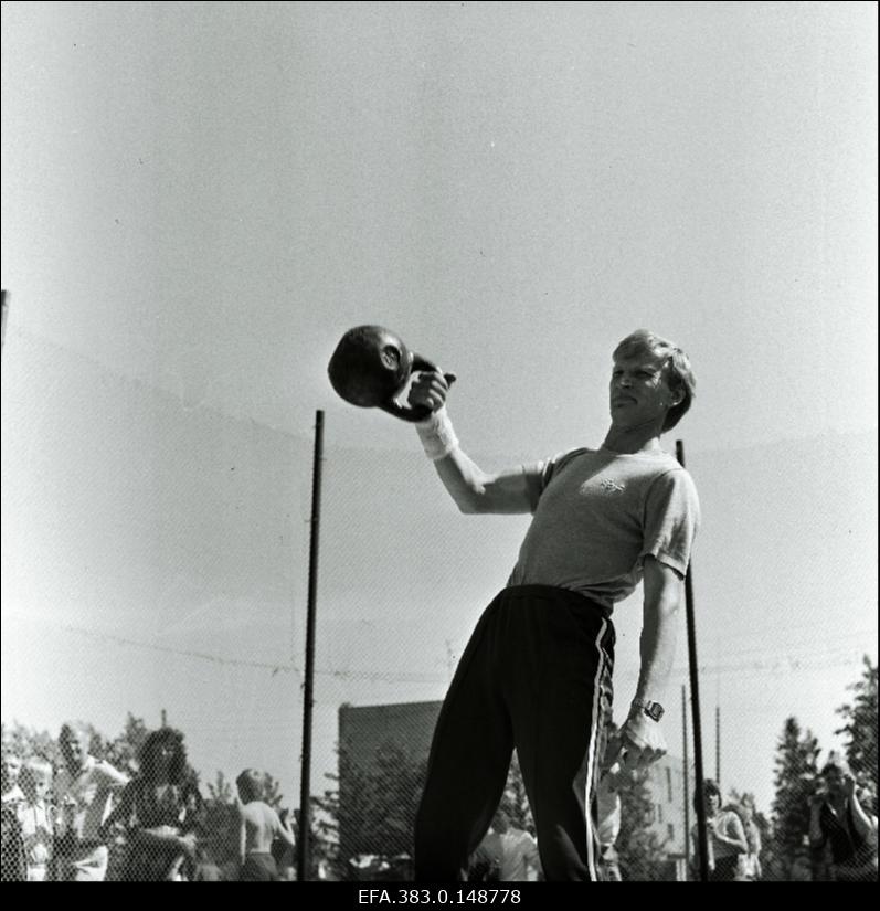 XV Viru mängude finaalvõistlustel Kadrinas rebib sangpommi tootmiskoondise Rakvere võistleja Juhan Tõevere.