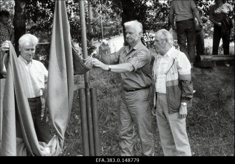 XV Viru mängude finaalvõistluste lõpetamisel Kadrinas langetavad lipu (vasakult) Tamsalu EPT juhataja Ants Arukuusk, Kadrina EPT juhataja Enno Põllu ja Vinni Näidissovhoostehnikumi direktori asetäitja Heino Kallaste.