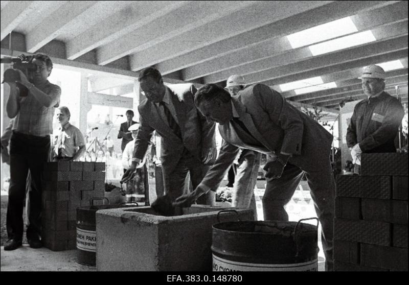 Soomlaste poolt ehitatavale Rakvere Lihakombinaadi hoonele panevad nurgakivi Eesti NSV Ministrite Nõukogu esimees Bruno Saul (paremal) ja Soome Vabariigi minister Ilkka Suominen.