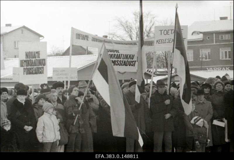 Eesti keele seaduse ning demokraatliku põhiseaduse ja valimisseaduse toetamise miiting Turu platsil Rakveres.