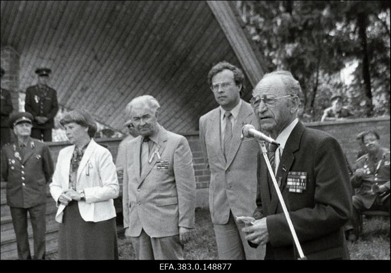 XVII vabariikliku rindesõprade päevade lõpetamisel kõneleb Eesti NSV Sõjaveteranide Nõukogu esimees Leonid Lentsman. Temast paremal Rakvere rajooni sõjaveteranide nõukogu esimees Valdur Kask, EKP Rakvere Rajoonikomitee teine sekretär Mart Maidla.