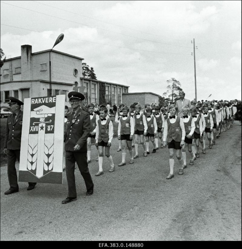 Suure Isamaasõja veteranide rongkäigu algus Roela klubi juures XVII vabariikliku rindesõprade päevadel Rakvere rajoonis.