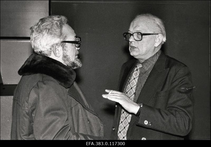 XVI dokumentaalfilmide festivali "Tallinnfilm" 1981 Rakvere Filmiklubis vestleb stuudio "Tallinnfilm" režissöör Jüri Müür (paremal) festivalikülalisega Leningradist.