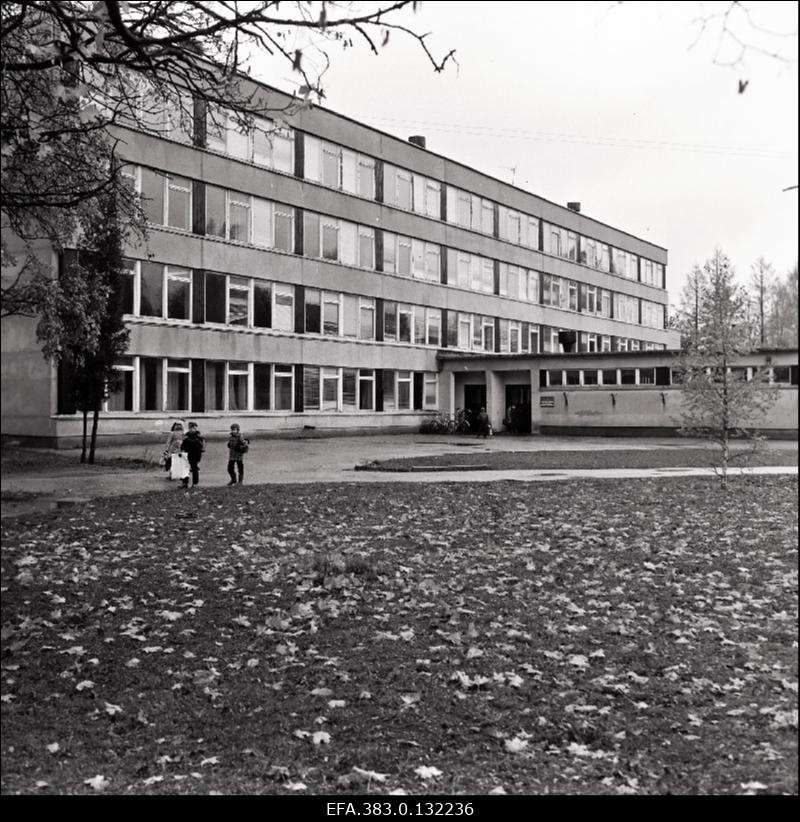 Väike-Maarja Keskkoolihoone välisvaade. [Kolhoosihoone välisvaade?]
