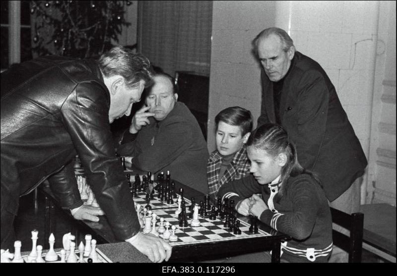 Maletaja Tõnu Õim annab simultaani Vinni Näidissovhoostehnikumis. Paremal näidissovhoostehnikumi direktor, sotsialistliku töö kangelane Heino Kallaste.