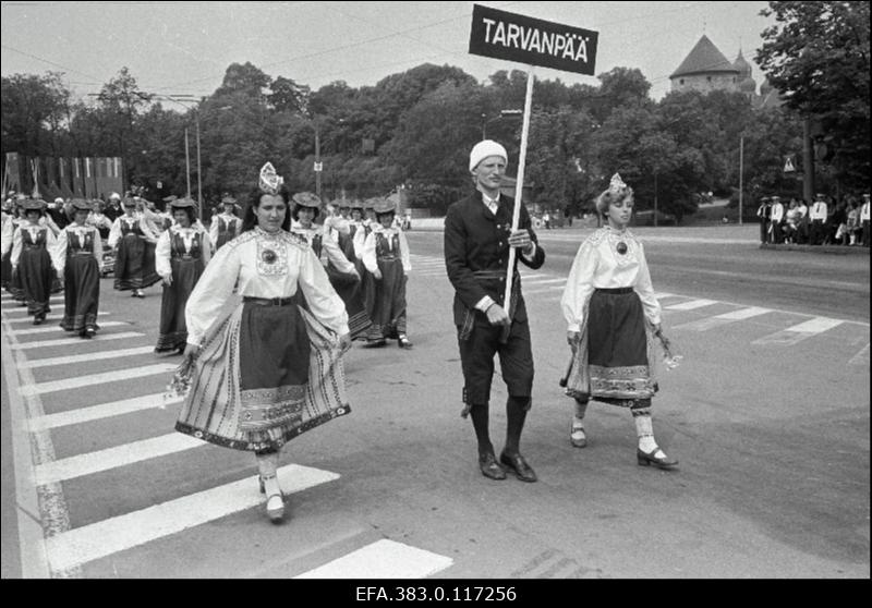 Rahvatantsuansambel "Tarvanpää" Eesti NSV 1981. rahvatantsupeo rongkäigus Võidu väljakul.