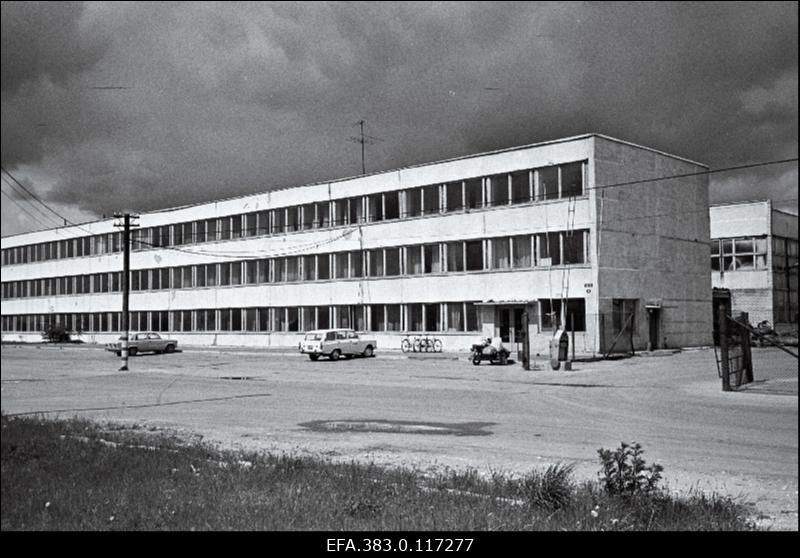 Tootmiskoondise "Vasar" plekktoodete Tapa tsehhi hoone välisvaade.