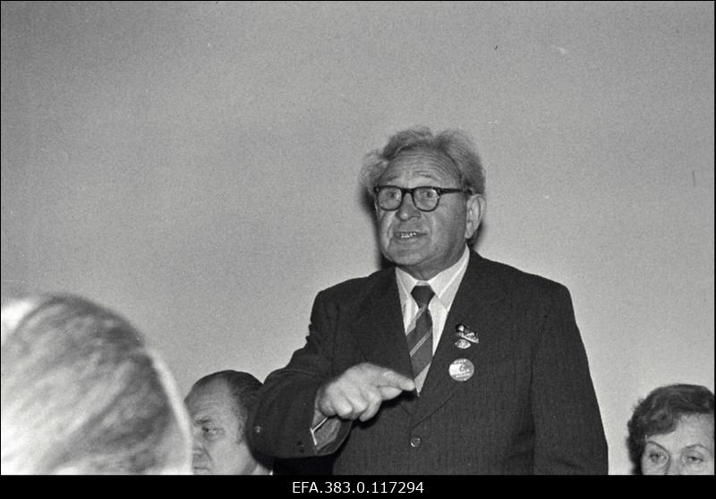 Rakvere rajooni komsomoliveteranide kokkutulekul kõneleb revolutsiooniveteran Heinrich Ross.