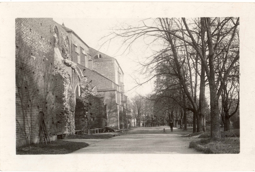 View of the ruins of the Toomkirik S-page from W