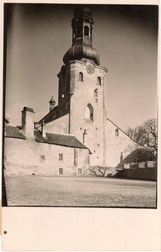 Toomkirik. Outdoor view from NW to western façade and tower