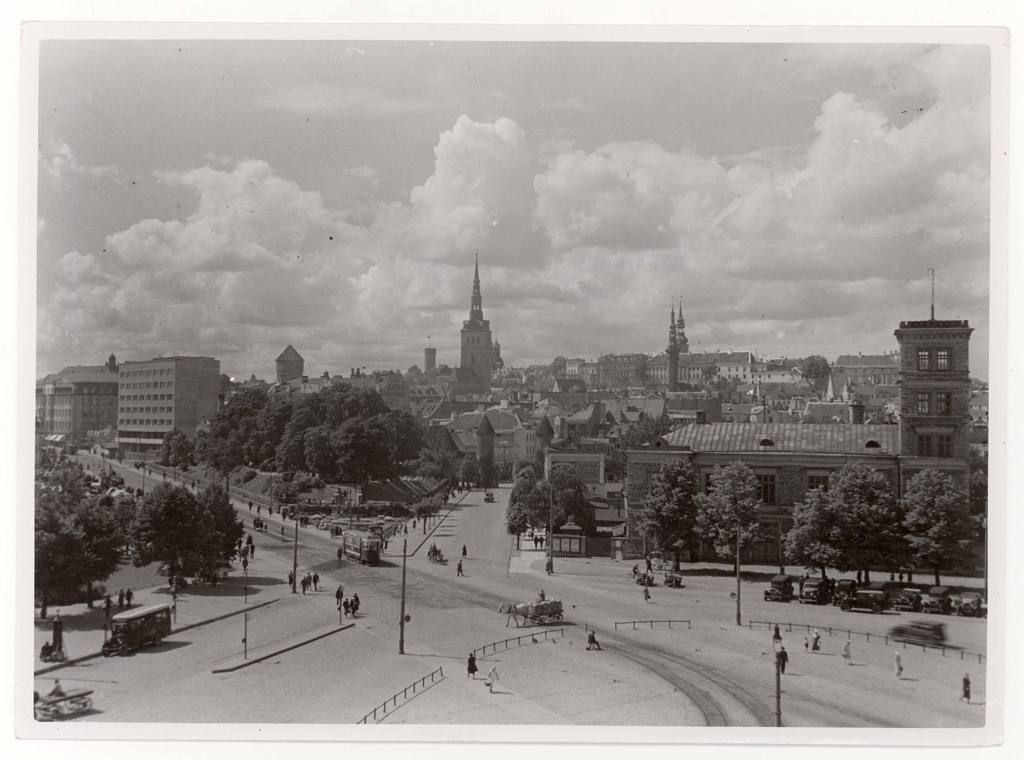 Vaade vanalinnale O-st üle Vene turu (praegune Viru väljak). Paremal Pritsumaja. 1930ndad