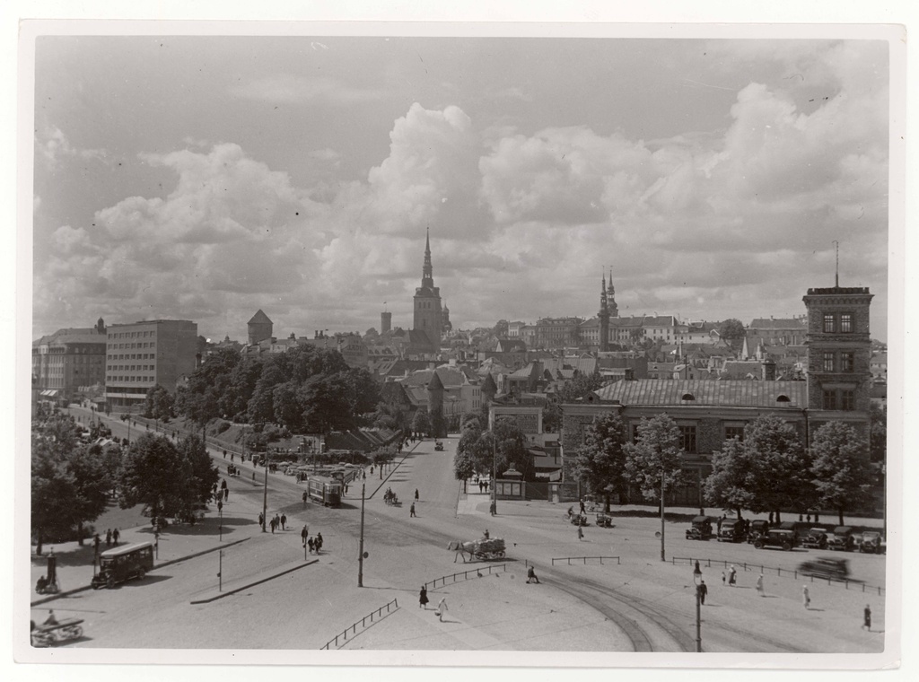View of Old Town O from over the Russian market (current Viru square). On the right Pritsumaja. 1930s