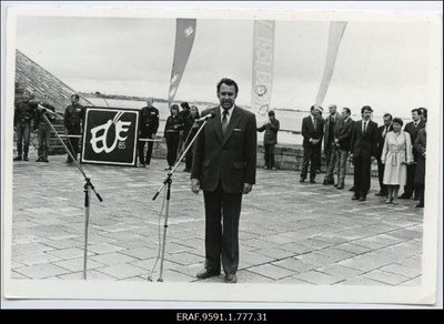 EÜE-85 töösuve avamine Tallinnas Maarjamäel. Kõneleb kõrgema ja keskerihariduse ministri I asetäitja H.Peremees  duplicate photo