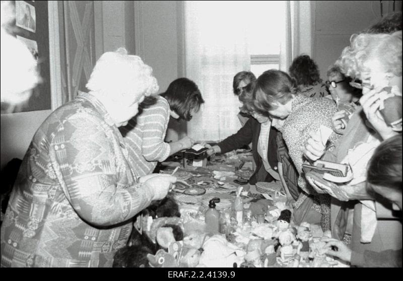 Eesti Rahufondi organiseeritud näitus-müük vabariigi naiste ja laste tehtud käsitöödest Sakala keskuses