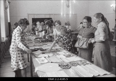 Nõukogude Rahufondi Eesti osakonna poolt korraldatud käsitööde näitus-müük Sakala keskuses  similar photo