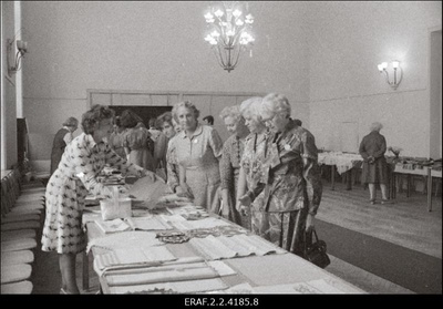 Nõukogude Rahufondi Eesti osakonna poolt korraldatud käsitööde näitus-müük Sakala keskuses  similar photo