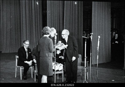 Kirjanik Friedebert Tuglase austamisõhtu Estonia kontserdisaalis seoses tema 80. sünnipäevaga. Juubilari (paremal) õnnitlemine.  similar photo