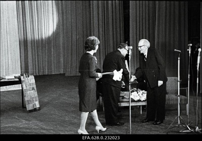 Kirjanik Friedebert Tuglase austamisõhtu Estonia kontserdisaalis seoses tema 80. sünnipäevaga. Juubilari (paremal) õnnitlemine.  similar photo
