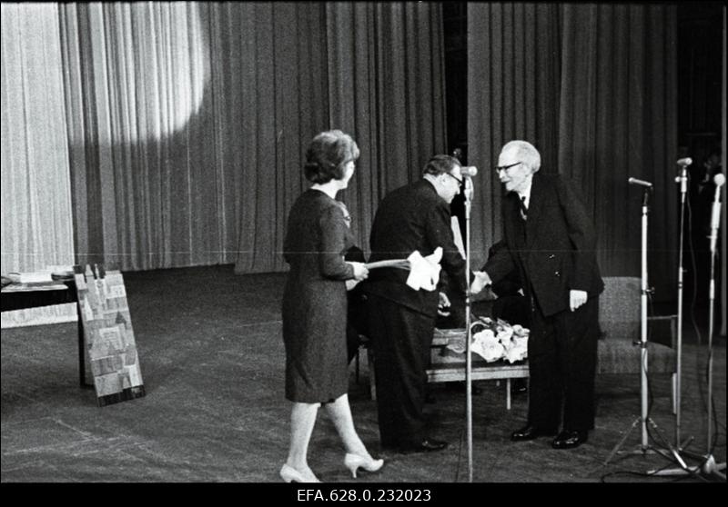 Kirjanik Friedebert Tuglase austamisõhtu Estonia kontserdisaalis seoses tema 80. sünnipäevaga. Juubilari (paremal) õnnitlemine.