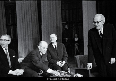 Kirjanik Friedebert Tuglase (paremal) austamisõhtu Estonia kontserdisaalis seoses tema 80. sünnipäevaga. Kirjanikud Juhan Smuul (vasakult 1.), Paul Rummo (3.)  similar photo