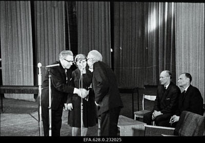 Kirjanik Friedebert Tuglase austamisõhtu Estonia kontserdisaalis seoses tema 80. sünnipäevaga. Juubilari (paremal) õnnitlemine.  similar photo