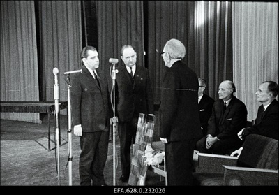 Kirjanik Friedebert Tuglase austamisõhtu Estonia kontserdisaalis seoses tema 80. sünnipäevaga. Juubilari (paremal) õnnitlevad ENSV Ministrite Nõukogu esimees Edgar Tõnurist(vasakult 1.) ja EKP Keskkomitee sekretär Leonid Lentsman.  similar photo