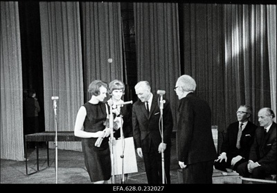 Kirjanik Friedebert Tuglase austamisõhtu Estonia kontserdisaalis seoses tema 80. sünnipäevaga. Juubilari (paremal) õnnitlemine.  similar photo