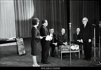 Kirjanik Friedebert Tuglase austamisõhtu Estonia kontserdisaalis seoses tema 80. sünnipäevaga. Juubilari (paremal) õnnitlemine.  similar photo
