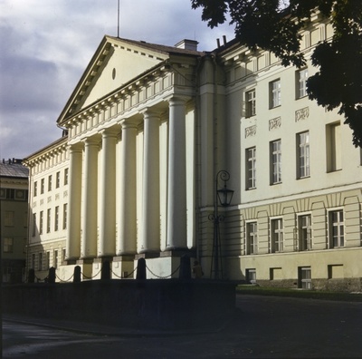 Tartu Riiklik Ülikool.  similar photo