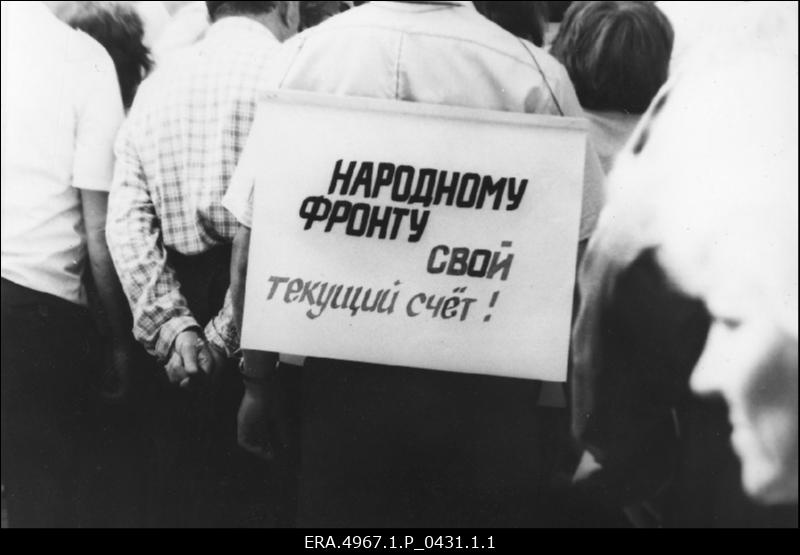 Pikett Suur-Karja tänaval NSVL Tööstus- ja Ehituspanga Eesti Vabariikliku Panga ees proestimaks Rahvarinde pangaarve sulgemise vastu.