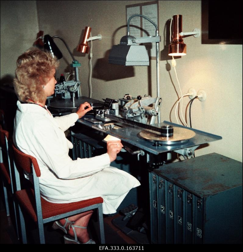 Eesti NSV Filmi-, Foto- ja Fonodokumentide Riikliku Keskarhiivi filmiosakonna töötaja Eva Uusna oma töökohal Maneeži tänaval.