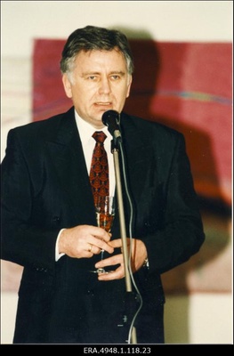 Valimisliidu "Koonderakond ja Maarahva Ühendus" juhatuse vastuvõtt Riigikogu VIII koosseisu valimiste võidu puhul Tallinna Kunstihoones. Tiit Vähi kõnelemas.  similar photo