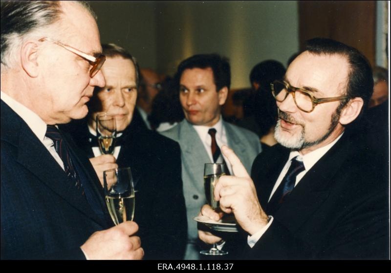 Valimisliidu "Koonderakond ja Maarahva Ühendus" juhatuse vastuvõtt Riigikogu VIII koosseisu valimiste võidu puhul Tallinna Kunstihoones. Külalised.