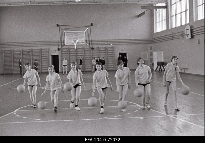 Narva Laste Spordikooli korvpallurid uues saalis harjutamas.