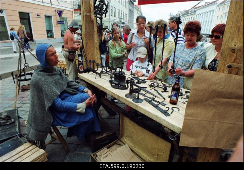 Kunstilaat Hansapäevade ajal Raekoja platsil.