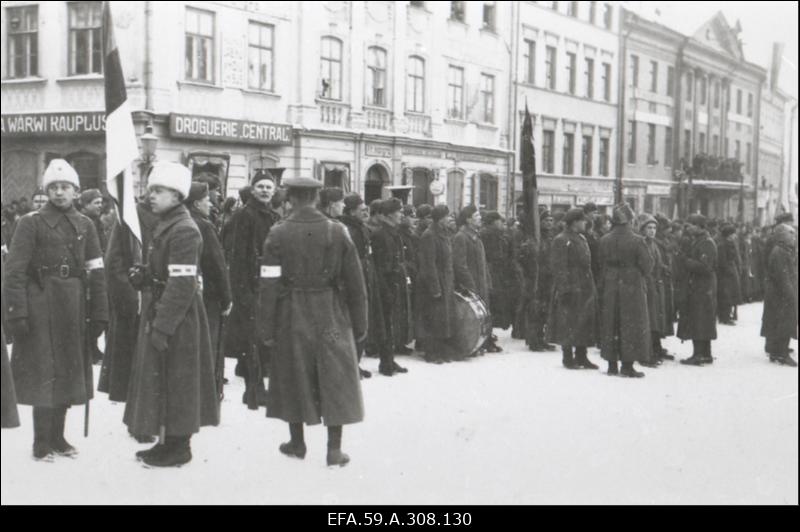 Vabadussõda. Linna vabastamise 1.aastapäeva paraad Raekoja platsil.