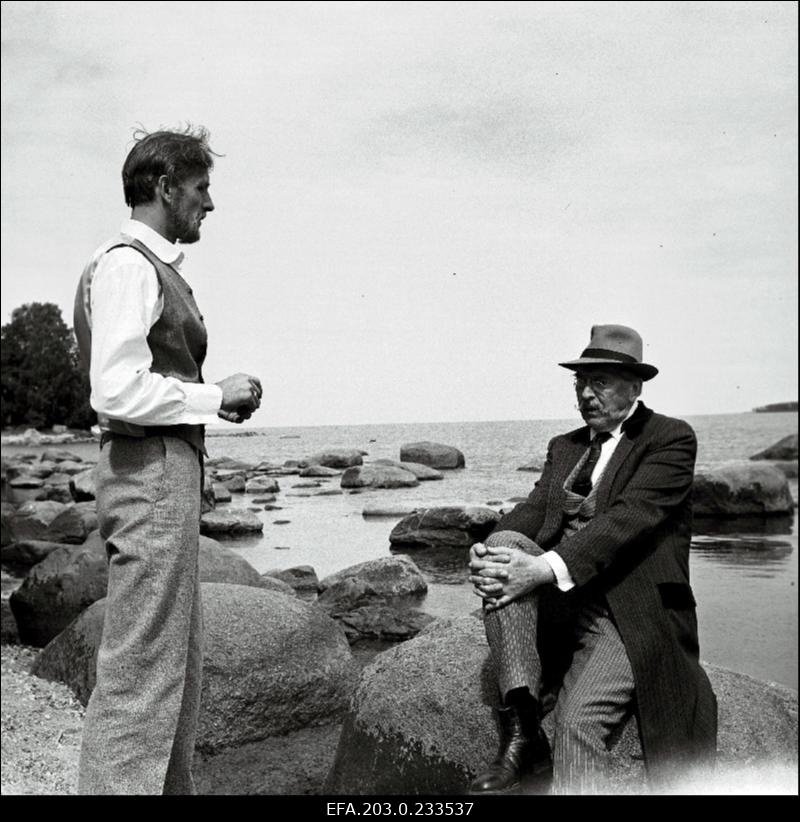 Stseen Tallinnfilmi mängufilmist "Doktor Stockmann". Vestlevad Toomas Stockmann (Lembit Ulfsak) ja Aslaksen (Heino Mandri).